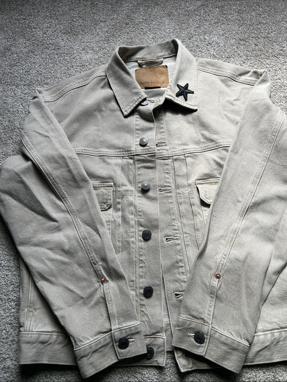 American Eagle Outfitters Men's Light Beige Denim Jacket with Star Pin